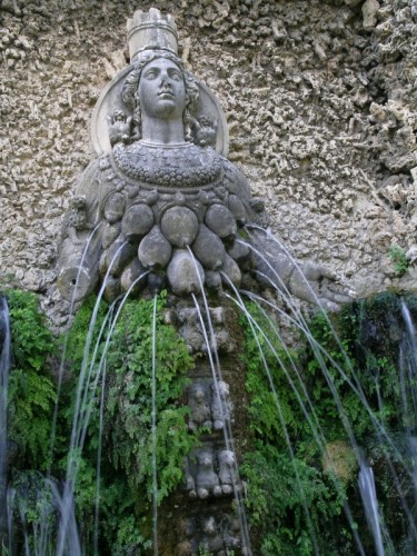 Tivoli - fontana dalle "mille mammelle"