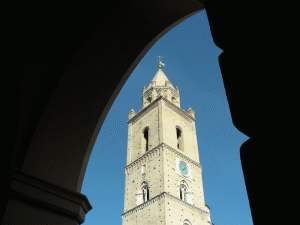 Campanile della cattedrale in cornice naturale - Chieti