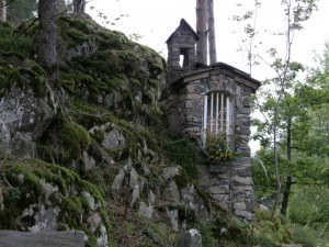 Un piccolo capitello nei boschi di Tressilla