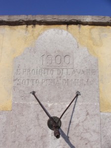 1900: è proibito di lavare… (fontana a Meano - particolare)