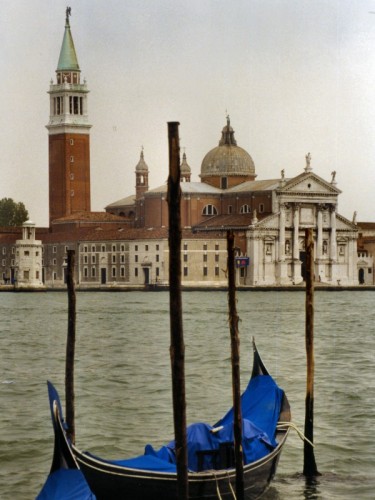 Venezia - Profilo tra acqua e gondole