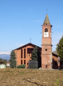 il campanile, la chiesa ed i monti