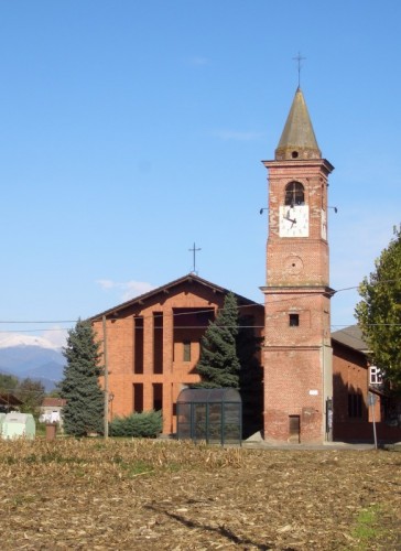 Buriasco - il campanile, la chiesa ed i monti