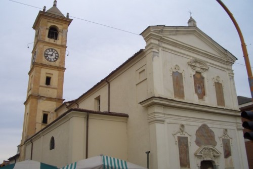 None - la chiesa sulla piazza del mercato