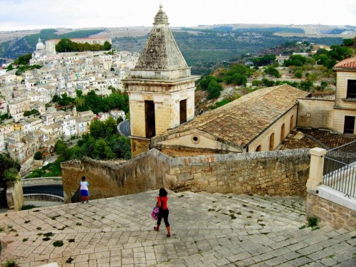 Ragusa - Santa maria delle scale campanile, monumento unesco patrimonio dell'umanità sullo sfondo Ragusa Ibla Ragusa - Santa maria delle scale campanile, monumento unesco patrimonio dell'umanità sullo sfondo Ragusa Ibla