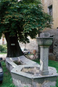 Fontana in pietra con lavatoio a Chiavenna
