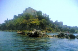 La chiesa della Collegiata in cima al promontorio