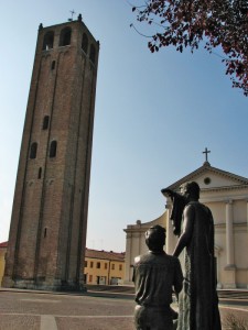 Attento che il campanile cade!