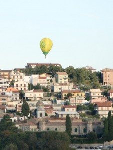 Campanile di Fragneto con Mongolfiera