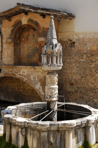 Fontecchio - Antica fontana in piazza