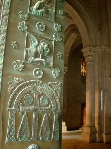 Veroli - porta dell'abbazia di Casamari