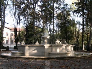 Fontana monumentale nel parco di Piazza Torlonia.