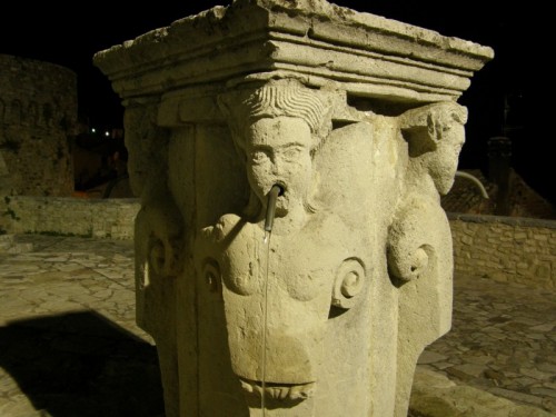 Civitacampomarano - Fontana dei fauni