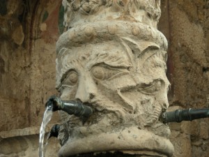Mascherone della fontana trecentesca di Fontecchio (AQ)