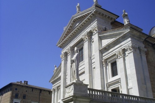 Urbino - il ridondante frontone Urbino - il ridondante frontone