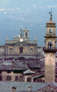Campanile della chiesa di San Pietro e facciata della chiesa di San Giovanni Battista a Morbegno