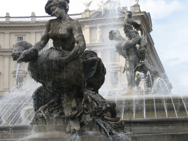 ''Ninfe sguazzano in piazza della Repubblica'' - Roma