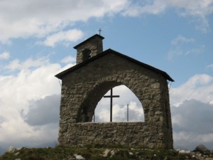 Chiesetta alpina fra le nuvole