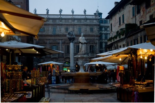 Verona - fontana piazza delle erbe a Verona con palazzo maffei alle spalle Verona - fontana piazza delle erbe a Verona con palazzo maffei alle spalle