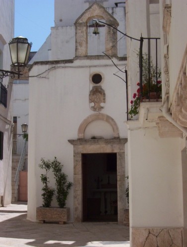 Locorotondo - chiesetta nei vicoli circolari Locorotondo - chiesetta nei vicoli circolari