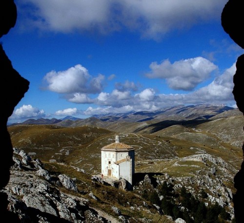 Calascio - La chiesa vista dal castello Calascio - La chiesa vista dal castello