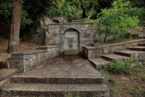 Nuoro - Fonte   " Sà e Lodè "