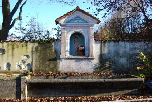 Santa Giustina - lavatoio e capitello di Dussano