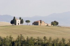 Cappella nelle Crete Senesi