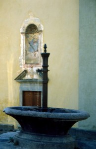 Fontana davanti alla chiesa dei Santi Pietro e Paolo a Tresivio