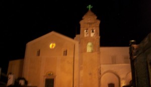 vieste antica di sera