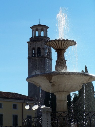 Maniago - la fontana che rinfresca la fede Maniago - la fontana che rinfresca la fede