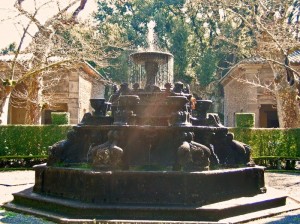 Fontana di Villa Lante attraversata da un raggio di luce