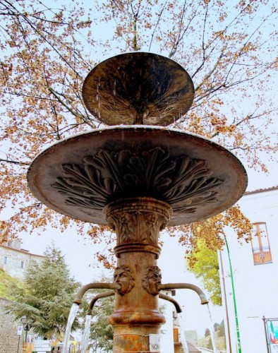 Castel del Monte - La fontana con i colori dell'autunno