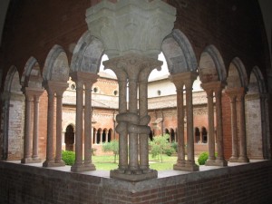 Chiostro dell’abbazia di Chiaravalle della Colomba