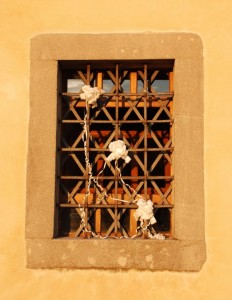 Finestra di una chiesa addobbata per un matrimonio