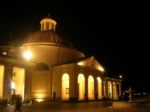 Ariccia - Cattedrale di Ariccia in notturna