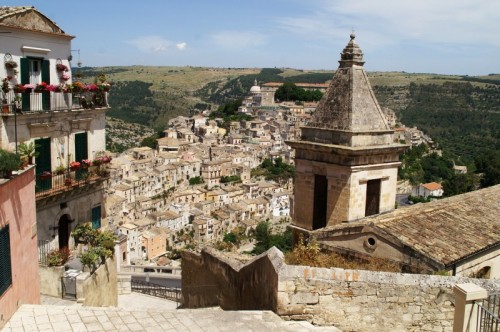 Ragusa - Ragusa Ibla - Veduta con Santa Maria delle Scale Ragusa - Ragusa Ibla - Veduta con Santa Maria delle Scale
