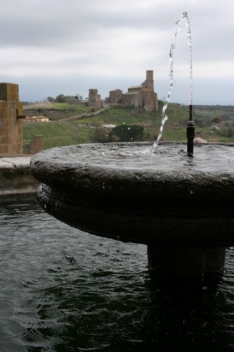 Tuscania - Dalla fontana...Chiesa di S. Maria Maggiore