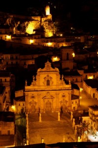 Modica - Veduta notturna con San Pietro