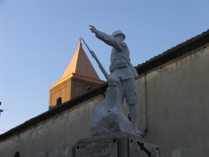 Monumento con campanile chiesa