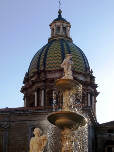 Palermo - La cupola di S.Giovanni dei Teatini dietro lo statuario gioco d'acqua  della Fontana Pretoria