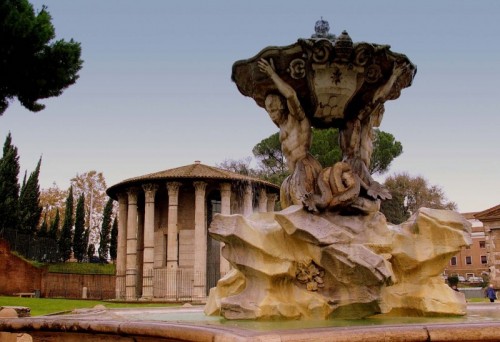 Roma - Fontana dei tritoni con il suo tempio Roma - Fontana dei tritoni con il suo tempio