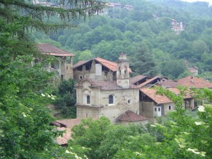 chiesa immersa nel verde della valle