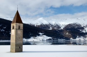 Il campanile nel lago ghiacciato