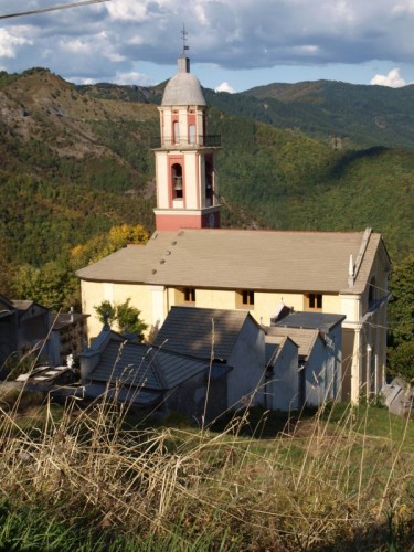 Borzonasca - chiesa lungo la strada di acero verso la forcella