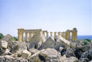 Tra le rovine risorse…