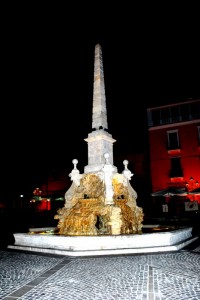 Fontana di Piazza Obelisco a Tagliacozzo (di notte)
