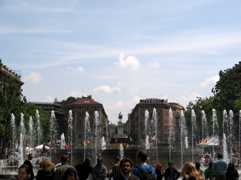 ''una delle poche fontane a Milano'' - Milano
