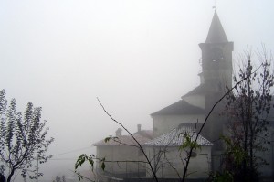 bugnate,chiesa e campanile immersi nella nebbia..