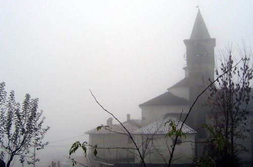 Gozzano - bugnate,chiesa e campanile immersi nella nebbia..
